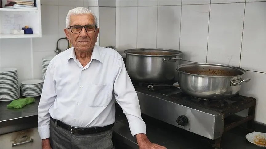 Hüseyin Amca, mutfakta tencerelerin başında