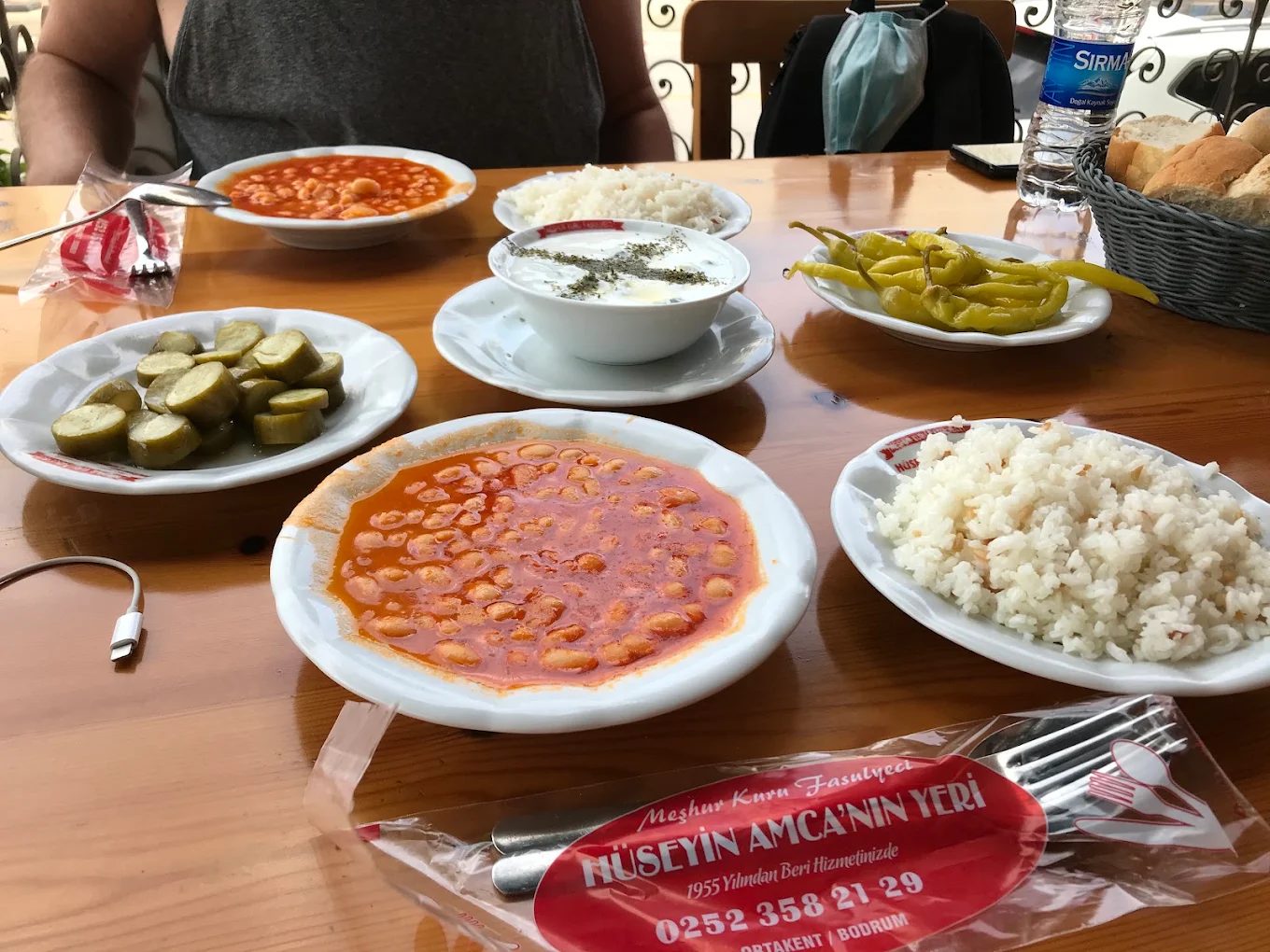 Sofra: kuru fasulye, pilav, cacık ve turşular